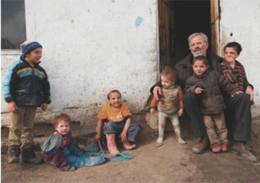 Un momento di animazione con i bambini rom. A sinistra: Ruth Zenkert mentre distribuisce beni ai poveri.