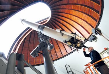 Da Copernico a Newton, tanti grandi scienziati sono stati anche uomini di fede e diversi sacerdoti hanno contribuito allo sviluppo tecnologico. A dimostrazione che fede e scienza non sono contrapposte. Foto Eric Vandeville/AbacaPress/Ansa