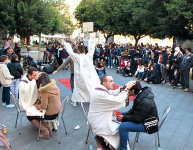 il prete ex dj sulle orme di francesco Â«vado incontro alla genteÂ» Don Michele Madonna (sopra, a sinistra, con don Gianluca), 39 anni, parroco di Santa Maria di Montesanto a Napoli. A lato: i parrocchiani interpretano episodi evangelici mentre i sacerdoti confessano