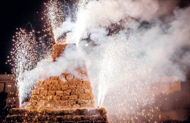 una torre di rami intrecciati -  I falÃ² dedicati a santâ€™Antonio sono una tradizione diffusa in molti paesi del Salento. A Porto Cesareo la pira si realizza con balle di rami dâ€™ulivo intrecciati. Ogni anno prende forme diverse