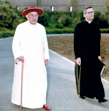 Il giovane don Capovilla a passeggio nei Giardini con Giovanni XXIII. Foto Archivio Felici/Farabola