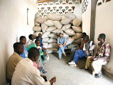 In centrafrica da 20 anni Padre Beniamino Gusmeroli, missionario dellâ€™istituto dei Betharramiti, con i bambini della sua parrocchia in Centrafrica