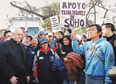un pastore tra la gente Jorge Mario Bergoglio, quando era cardinale in Argentina, tra un gruppo di manifestanti per il lavoro. Sotto: una celebrazione in una piccola chiesa dellâ€™Argentina. Sopra il titolo: monsignor VÃ­ctor Manuel FernÃ¡ndez (51 anni)