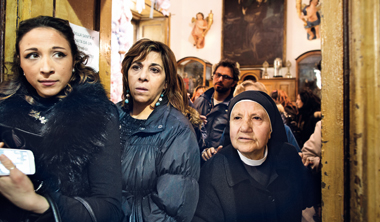 Nella casa della santa non si recano solo donne, sia quelle che hanno avuto un figlio, e vogliono pregare per la grazia ricevuta, sia quelle che sperano nella gravidanza: ci sono spesso anche i loro mariti.