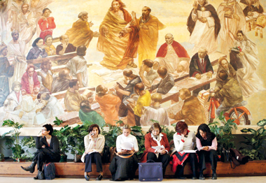 lArgo Alle donne Un gruppo di donne in pausa a un convegno della Lateranense