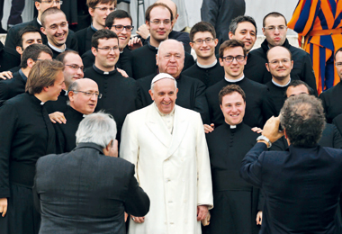 Dal papa Un grande â€œregaloâ€ prima dellâ€™ordinazione - Don Mattia Bernasconi, sopra con il Papa, ha 27 anni. Svolge il ministero pastorale presso la parrocchia di San Luigi Gonzaga, a Milano. Il 7 giugno sarÃ  ordinato sacerdote.