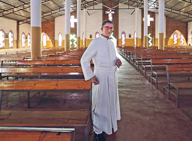 Padre Mario Falconi, 70 anni, barnabita. Foto di Bruno Zanzottera/Parallelozero