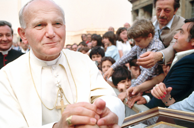 Quanto amore per Giovanni Paolo II - papa Wojtyla saluta i fedeli in piazza San Pietro.Foto di VIttoriano Rastelli/Corbis