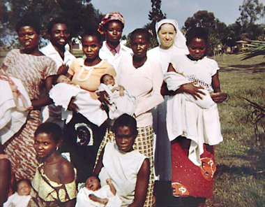 Suore coraggio - Suor Clarangela Ghilardi in Zaire, oggi Repubblica Democratica del Congo, insieme alla popolazione locale