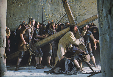 Quando Ã¨ morto veramente GesÃ¹? Che cosa raccontano realmente i Vangeli?  E perchÃ© le prime testimoni della tomba vuota furono le donne? Unâ€™indagine sulla Passione, morte e risurrezione di Cristo, per rispondere alle tante domande che si pone ogni credente...sotto la croce In queste pagine: Cristo che porta la croce, in unâ€™immagine del film La passione di Cristo, di Mel Gibson (2004)  Cristo che porta la croce, in unâ€™immagine del film La passione di Cristo, di Mel Gibson (2004)