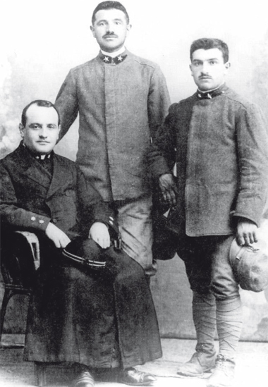Il Papa buono e i suoi fratelli - Angelo Roncalli, allâ€™epoca cappellano militare, con i suoi fratelli Zaverio e Giuseppe, soldati nella Grande guerra.