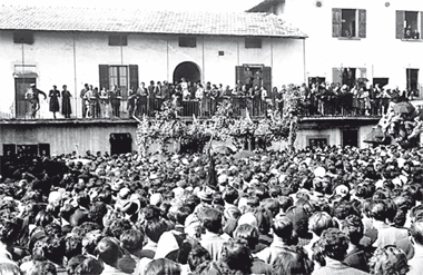milioni di pellegrini Accanto: unâ€™immagine di Ghiaie allâ€™epoca delle presunte apparizioni. Nel 1944 arrivarono tre milioni di pellegrini. In basso: la cappellina edificata per ricordare il luogo di quei fatti. Nella pagina accanto: Adelaide Roncalli (al centro) con (a sinistra) don Cortesi e (dietro) suor Lutgarda, la religiosa cui era affidata la bambina