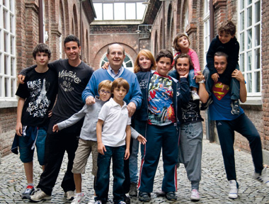 Mezzo secolo di caritÃ  - Ernesto Olivero con un gruppo di ragazzi.