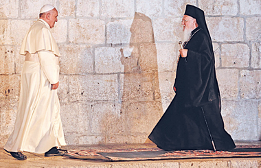 Lâ€™incontro tra papa Francesco e il patriarca ecumenico Bartolomeo, â€œprimo tra pariâ€ dei patriarchi ortodossi. Foto di Abir Sultan/EPA/ANSA