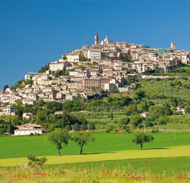 nei luoghi di francesco per scoprire lâ€™umbria â€œminoreâ€ A sinistra: il panorama di Trevi. Il borgo Ã¨ una delle tappe della Via di Francesco da sud