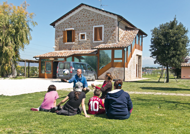 una casa aperta a tutti In queste foto, alcuni momenti di convivialitÃ  della casa famiglia, che ospita otto minori e ha al suo interno anche un ristorante solidale