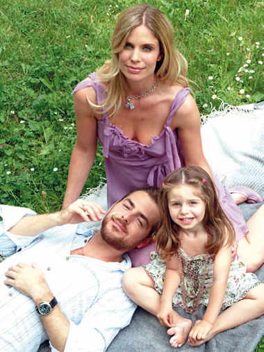 IL VOLTO DI MISTERO - Daniele Bossari, conduttore, 39 anni. con la moglie Filippa Lagerbäck, anche lei volto tv, e la figlia Stella. Foto di Stefano Pavesi/ CONTRASTO