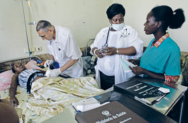 TRA I MALATI - Padre ALdo durante una medicazione all'ospedale Quelimane