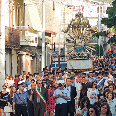 PRIMA DELL'INCHINO - La processione di Oppido Mamertina prima dell’inchino della statua della Madonna davanti alla casa del boss. Nel foto piccola: monsignor Toni Condello/AP/LAPRESSE