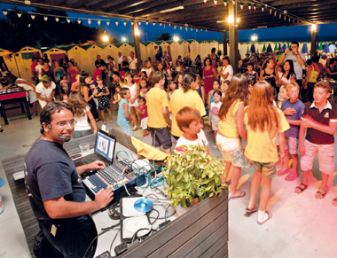 NEI LUOGHI DELLA VACANZA - Don Roberto Fiscer ha creato ad Arenzano la prima discoteca cristiana di Genova e in queste settimane d’estate trasmette con la sua radio da uno stabilimento del Levante. Foto di Paolo Siccardi/SYNC