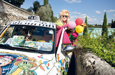 GIOIA PER CHI NON NE HA - Caterina Bellandi (49 anni) con il suo coloratissimo taxi all’ospedale pediatrico Meyer di Firenze