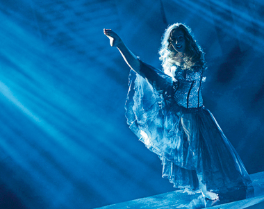 UNA PASSIONE INIZIATA DA BAMBINA -  Fin da piccola, Simona ha coltivato la danza. In questa foto la vediamo nella coreografia di apertura della quarta serata del Festival di Sanremo. Foto di Maria Laura Antonelli /AGF