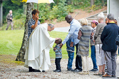 CHIAMATI A EVANGELIZZARE - Fedeli in fila per ricevere l’Eucaristia a La Roche-sur-Foron, in Francia. Foto CORBIS.