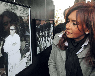 PASTORE DI UNA CHIESA PERSEGUITATA: Cristina Kirchner (61 anni), attuale presidente dell’Argentina in visita a una mostra dedicata a monsignor Angelelli