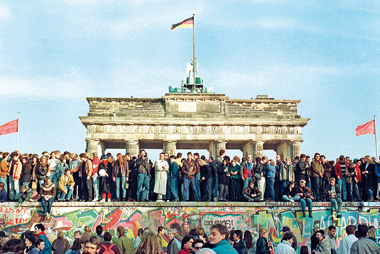 9 NOVEMBRE 1989 Nella foto: a Berlino la popolazione sale sul muro. Sullo sfondo, la porta di Brandeburgo.