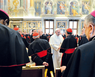Papa Francesco saluta alcuni cardinali