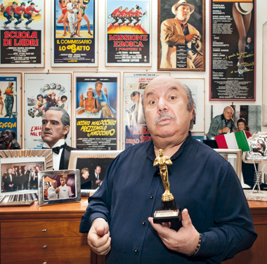 Nella foto: Lino Banfi nella sua casa romana.