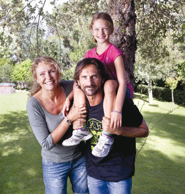 Nella foto: Licia Colò con il marito, il pittore Alessandro Antonino, e la figlia Liala