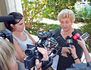 Nella foto: Mariella Enoc intervistata dalle televisioni