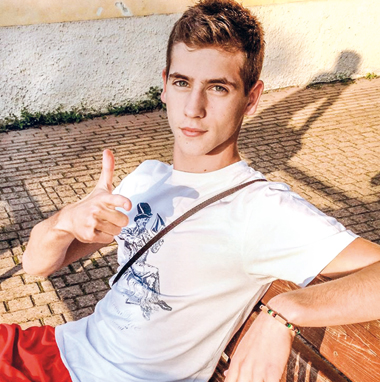 In foto: Gianluca all'oratorio nell'estate del 2012, appena prima di ammalarsi.