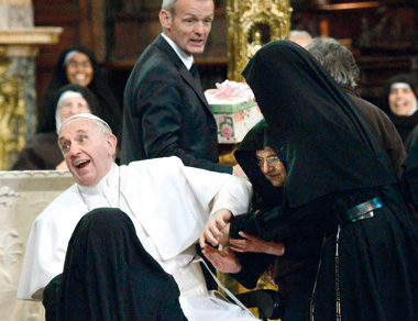 In foto: Papa Francesco e le monache di clausura, nel Duomo di Napoli