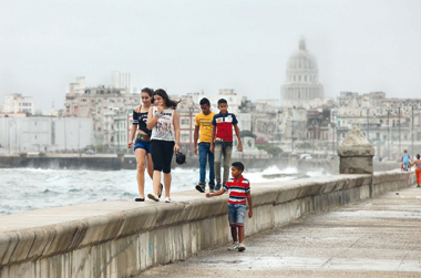 In foto: Il lungomare El Malecon a l'Avana. 