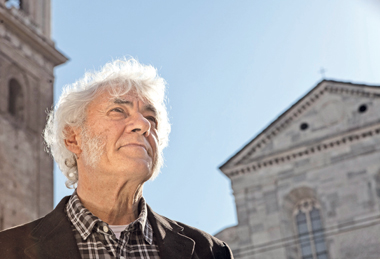 In foto: Mario Tremore, oggi 62 anni, fotografato davanti al Duomo di Torino.
