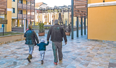 In foto: I volontari invitano i pendolari della stazione a unirsi in preghiera.