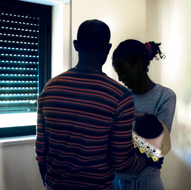 In foto:I neogenitori, di origine eritrea, con il loro bambino.