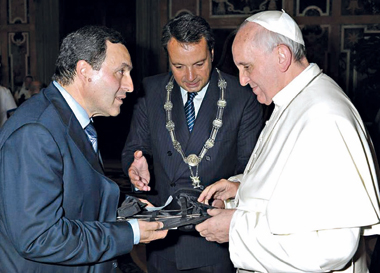 Il dottor Oriente consegna a papa Francesco gli strumenti utilizzati per praticare aborti.