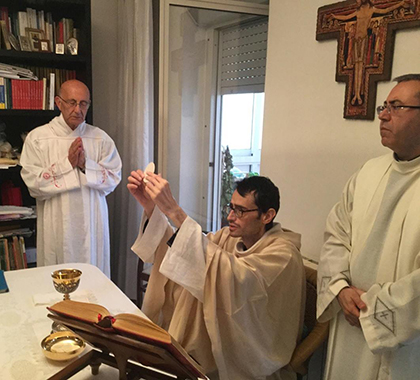 IN FILA NEL DUOMO La Sindone è un lenzuolo di lino di 4,41 x 1,13 metri. Contiene l’immagine di un uomo morto per crocifissione. Nella foto: i fedeli si avvicinano al Sacro Telo, nel duomo di Torino