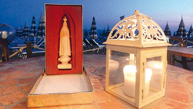 In foto: la statua della Madonna che accompgan i ritrovi del mercoledì sera, rivolta verso il mare in un'invocazione a Dio. 