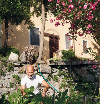 In foto: Francuccio Gesualdi nell'orto della cascina condivisa con altre famiglie.