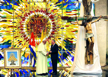 In foto:Lo scambio di donitra Papa Francesco e il presidente cubano Raul Castro al Palacio de la Revolucion dell'Avana.
