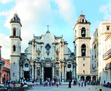In foto: La facciata della cattedrale dell'Avana.