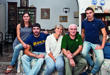 In foto: La famiglia Andreoli nel salotto della loro casa a Genova.