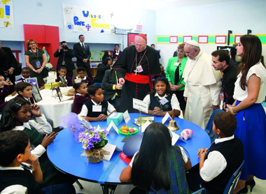 «Scusate se interrompo la lezione» ha esordito così il Papa entrando in una scuola del quartiere afroamericano di Harlem, a New York.