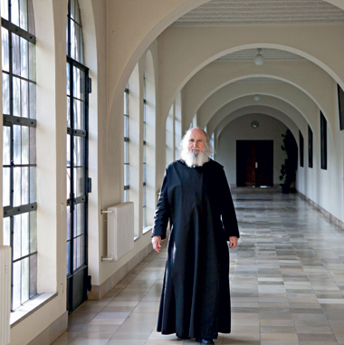 Nella foto: padre Grün, 70 anni, nell’abbazia di Münsterschwarzach, dove vive