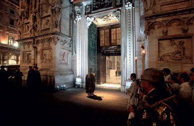 Angelo Scola apre la Porta santa del Duomo di Milano