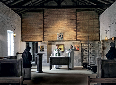 La Messa nella cappella del monastero di Tibhirine
